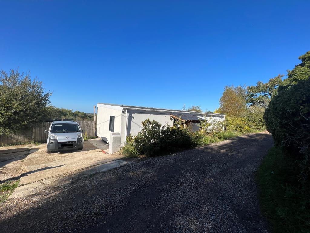 Lot: 14 - HOLIDAY BUNGALOW WITH VIEWS -